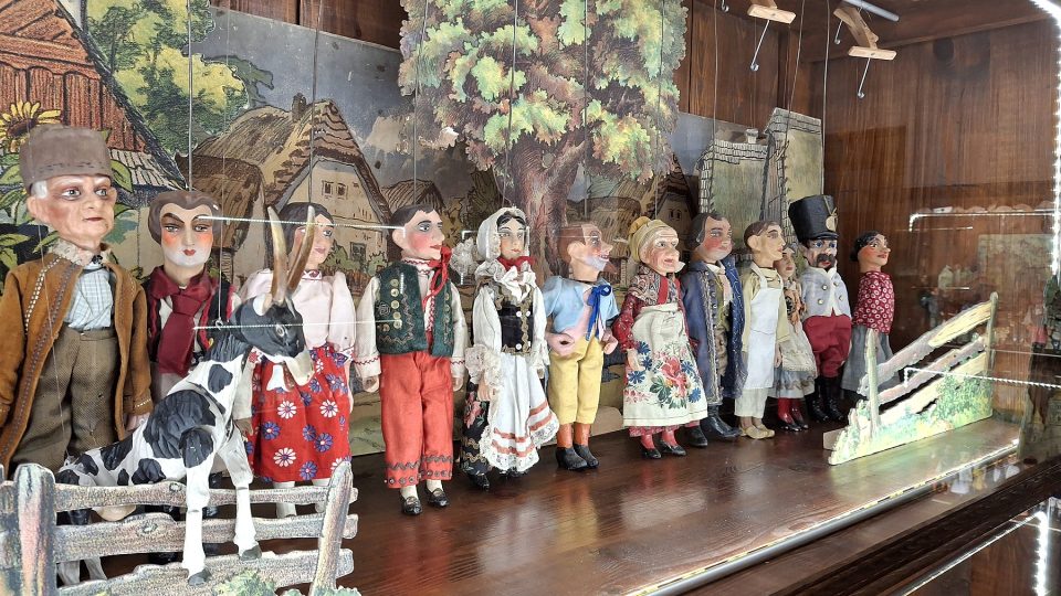 Část expozice je na třeboňském zámku věnovaná loutkám