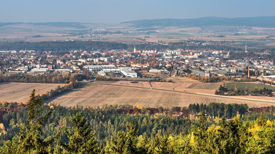 Pohled na město Rokycany z rozhledny na Kotli