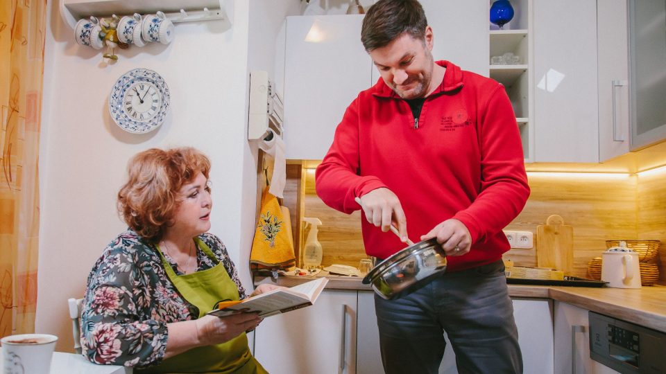 Naďa Konvalinková navádí Patrika Rozehnala, jak správně míchat