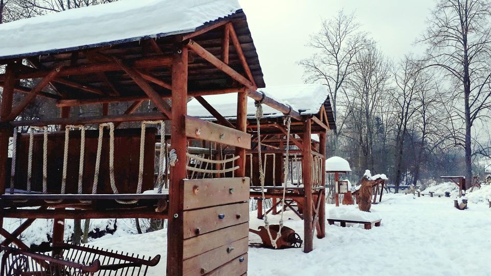 Zbojníci museli být zdatní, a tak se děti na jejich stezce učí zdolávat překážky.jpg