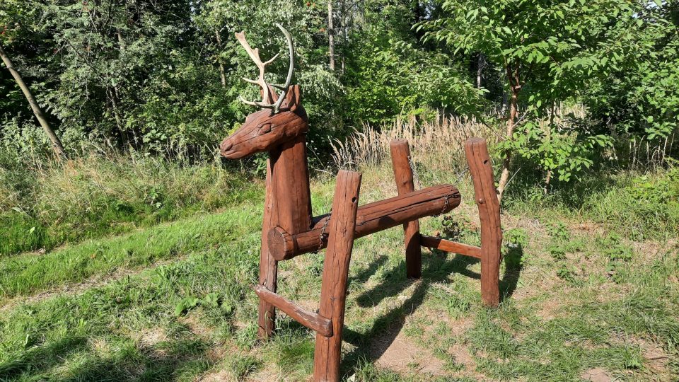 Na jednom ze zastavení se děti mohou pohoupat na dřevěném jelenovi s pravým parožím | foto: Iva Havlíčková, Český rozhlas Na jednom ze zastavení se děti mohou pohoupat na dřevěném jelenovi s pravým parožím