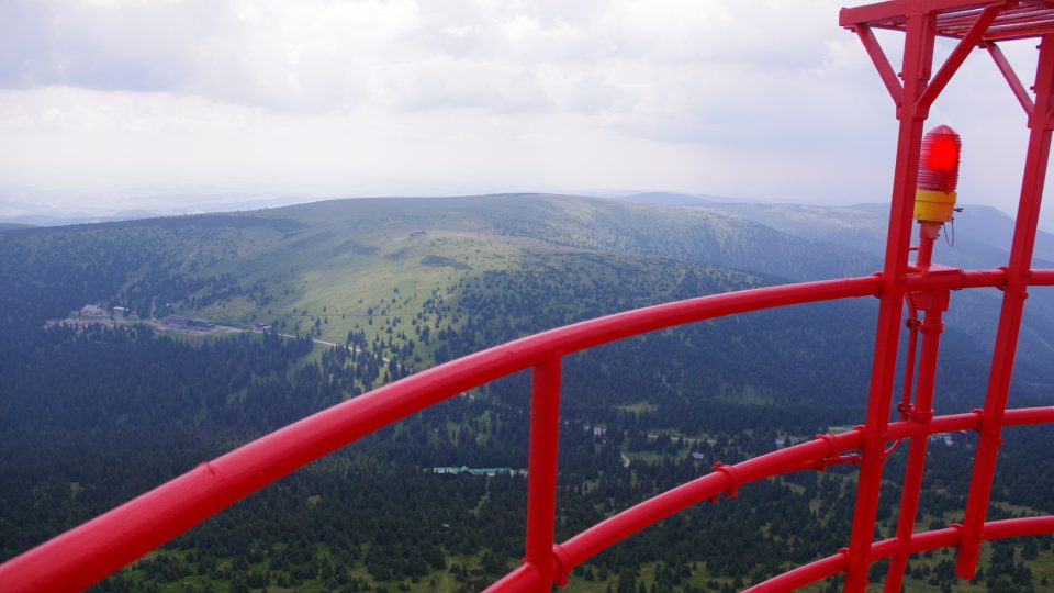 Pohled k chatě Ovčárna a na Petrovy kameny.JPG