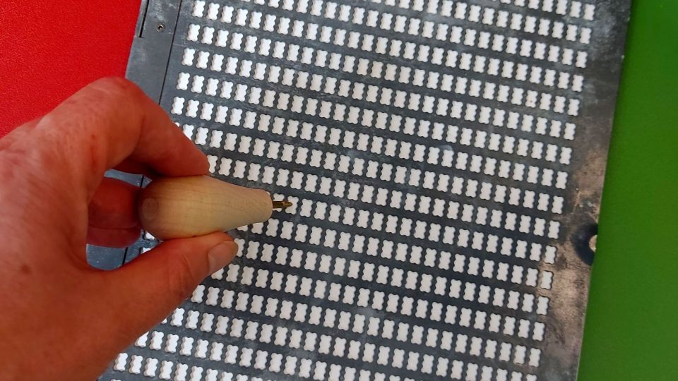 Pražská tabulka je nejznámější alternativní pomůckou pro zápis Braillova písma, vznikla v pražském Klárově ústavu slepců roku 1886