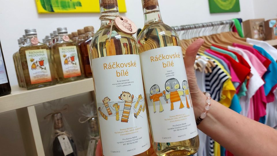 Etikety na lahvích vína z pera klientů Domova Ráček
