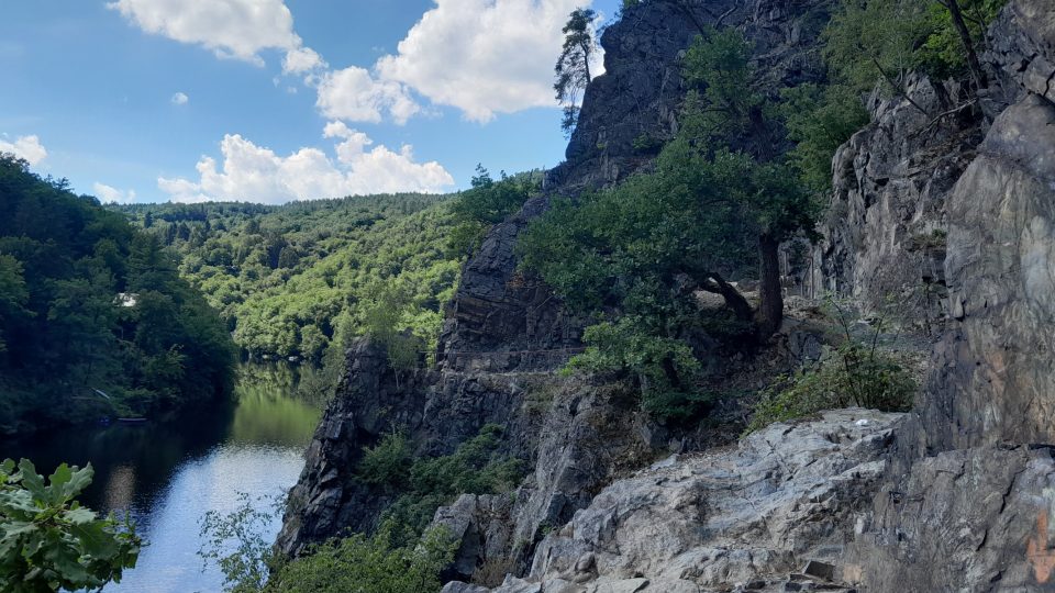 Cesta vede po celou dobu nad vodní hladinou