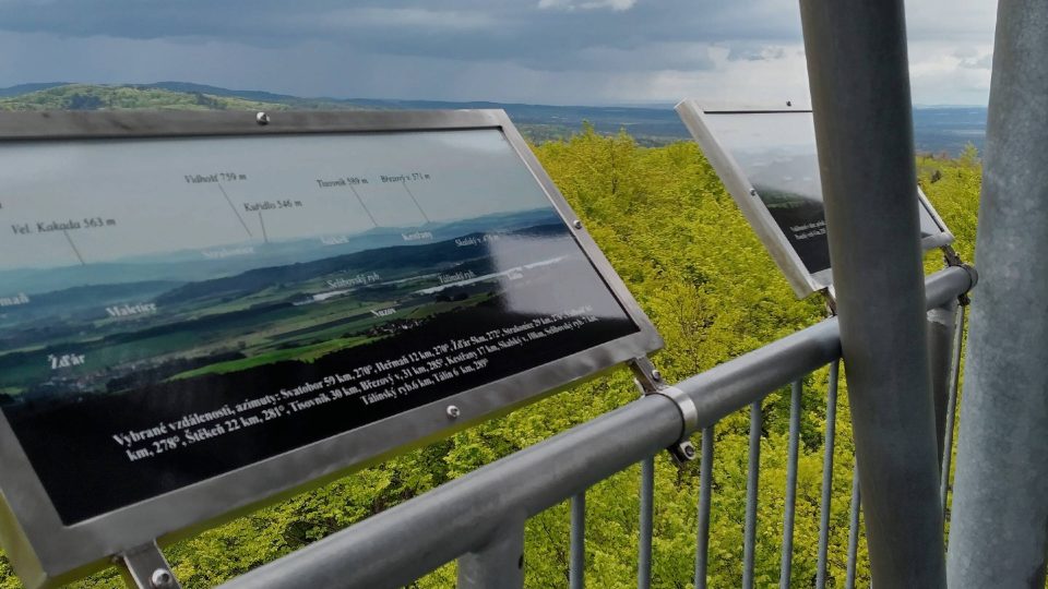 Na každé straně rozhledny jsou umístěné přesné popisové tabule