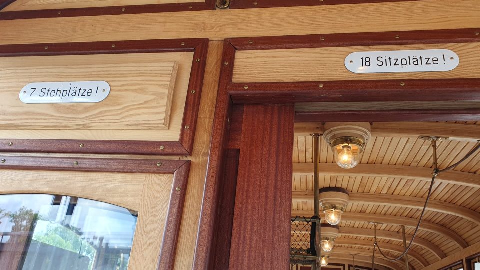 Interiér staré tramvaje je celý ze dřeva.jpg