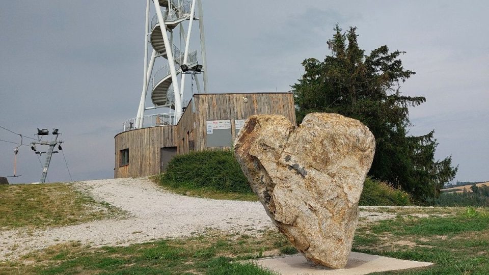 Kamenné srdce stojí hned pod rozhlednou