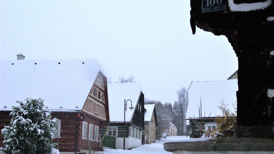 Chalupy zvědavé  vystrkují pomyslné brady do uličky a nechávají se obdivovat turisty