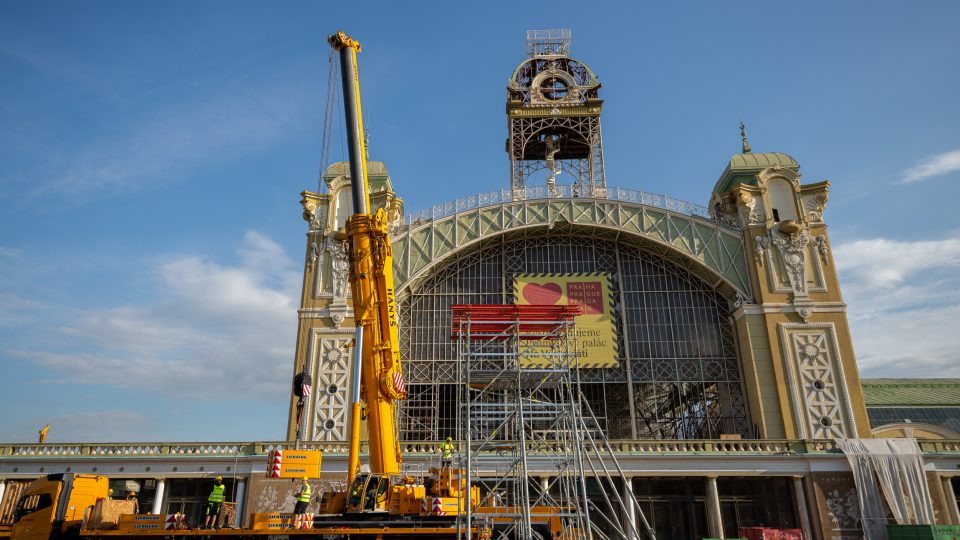 Sundání hodinové věže z Průmyslového paláce