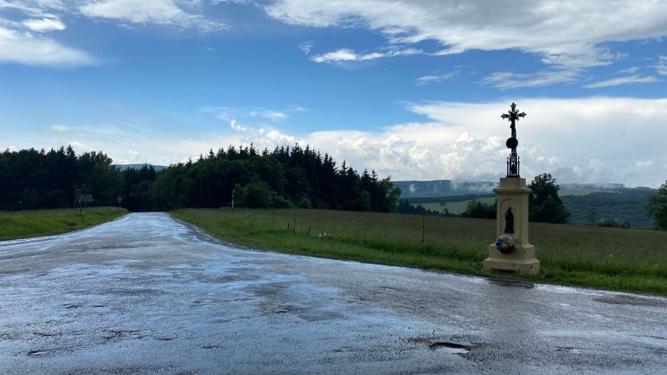 Necelých pět kilometrů dlouhá trasa k rozhledně začíná na rozcestí nad Březovou