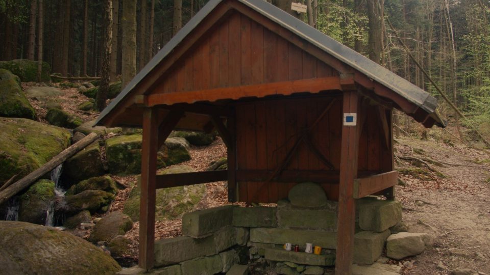 Přístřešek u studánky pod Borem na Machovsku