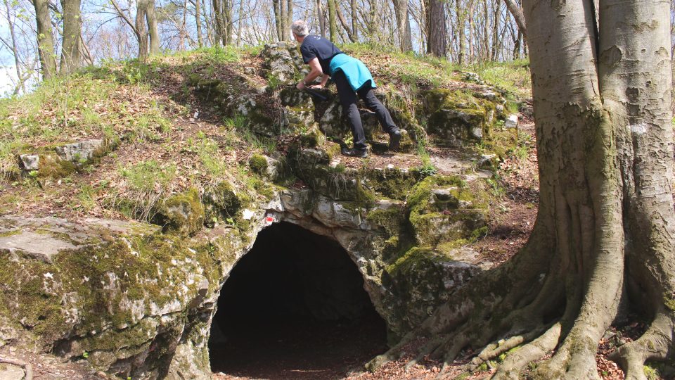 Ondřej Bábek nad jeskyní