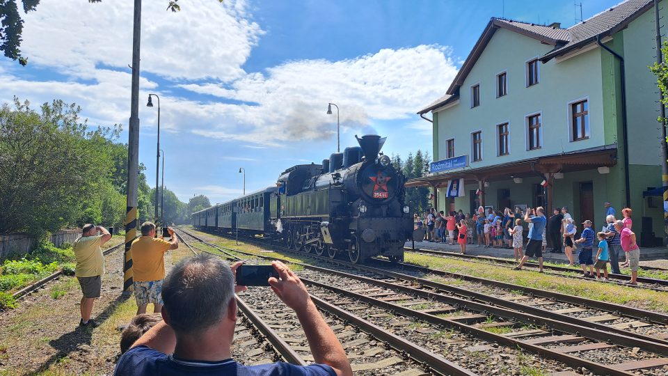 Příjezd historického vlaku si fanoušci nadšeně fotili