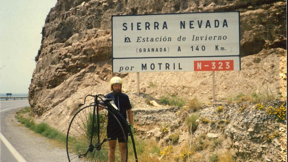 Na vysokém kole dojel dokonce i do španělské Sevilly, kde se v roce 1992 konala světová výstava EXPO