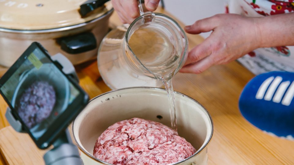 S přípravou sekané musíme začít den předem. Maso vložíme do hrnce a zalijeme ho studenou vodou