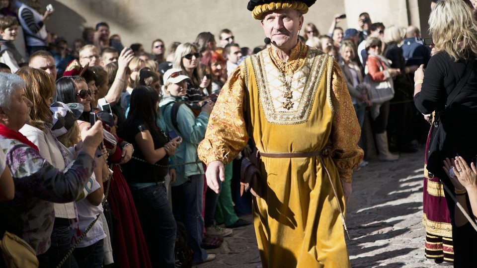 Jaromír Kubů v dobovém kostýmu. Každý rok se na Karlštejně koná vinobraní