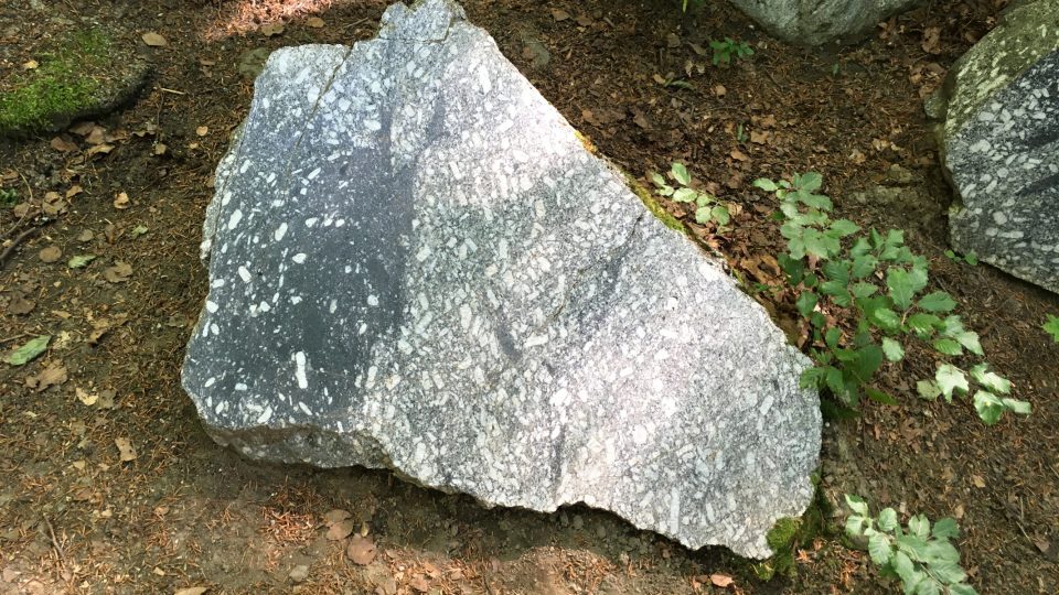 Leštěné a broušené plochy hornin mají úctyhodnou velikost