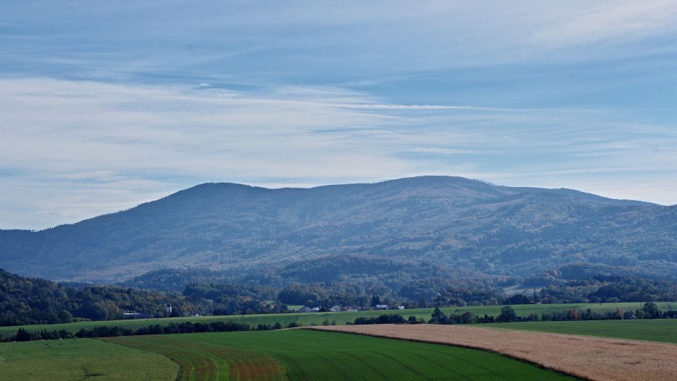 Sokolí hřbet, za kterým se skrývají Jesenické lázně, je odsud jako na dlani