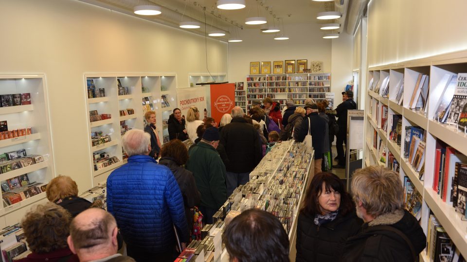 Na podpisy autorů stála fronta 