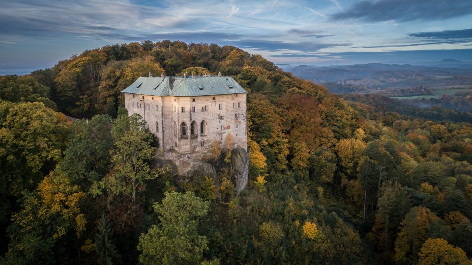 Hrad Houska stojí na skále. V ní se údajně ukrývá vstup do pekla