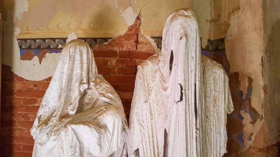 V kostele svatého Jiří v Lukově sedí v lavicích sochy duchů