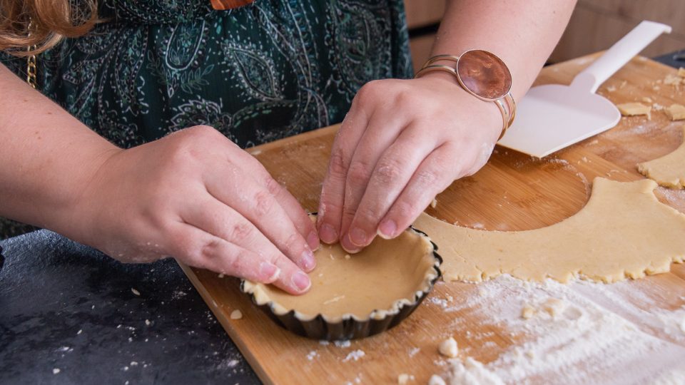 Těsto zlehka vtlačíme do formiček