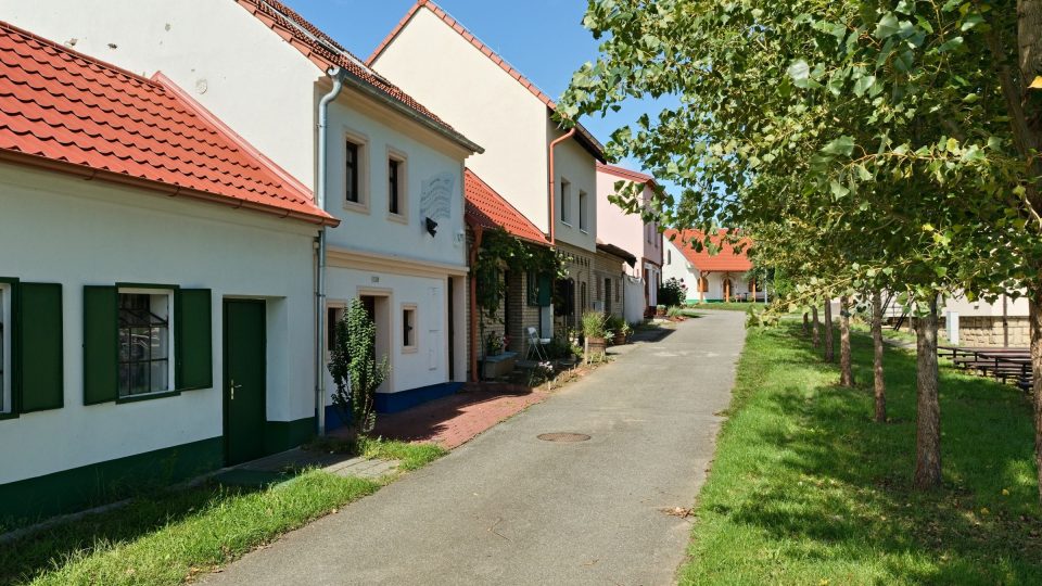 Sklepní lokalita Mikulčické búdy je místem setkávání vinařů, milovníků vína i příznivců tradic