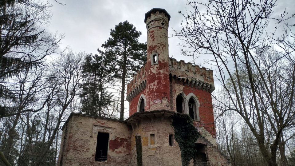 Mnoho lidí se snažilo lovecký zámeček u Rohoznice zachránit, neúspěšně