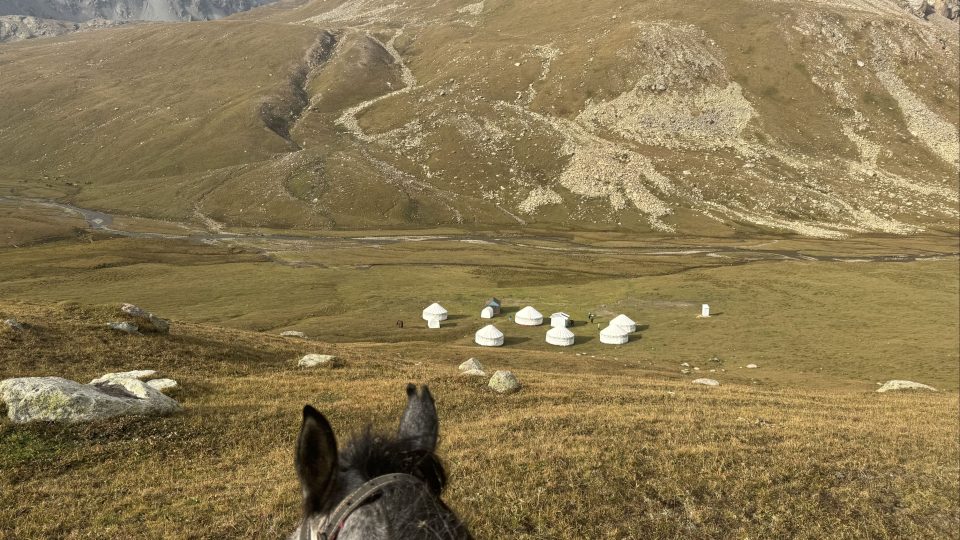 Tábor s jurtami v údolí - Kyrgyzstán