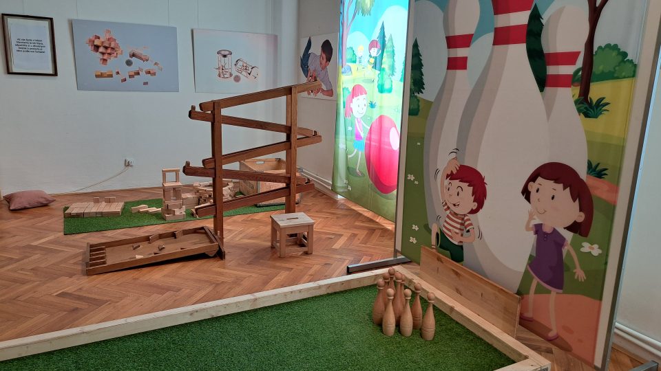 Součástí expozice je herna s kuličkovou dráhou a kulečníkem