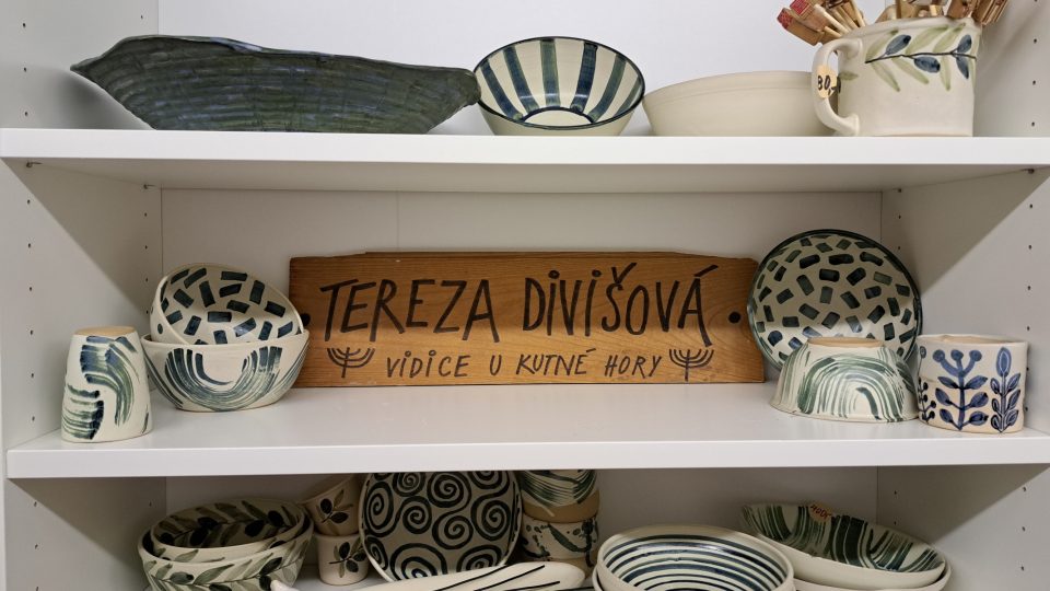Až pojedete do Berouna na hrnčířské trhy, keramiku z dílny TERA-COTA snadno poznáte | foto: Barbora Kvapilová, Český rozhlas Až pojedete do Berouna na hrnčířské trhy, keramiku z dílny TERA-COTA snadno poznáte