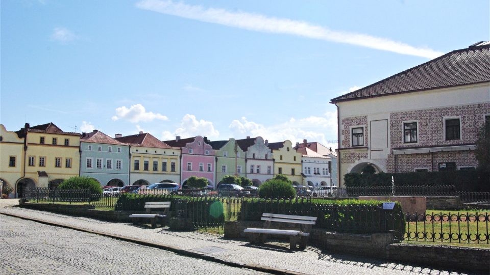 Pohled od zámku na náměstí v Novém Městě nad Metují