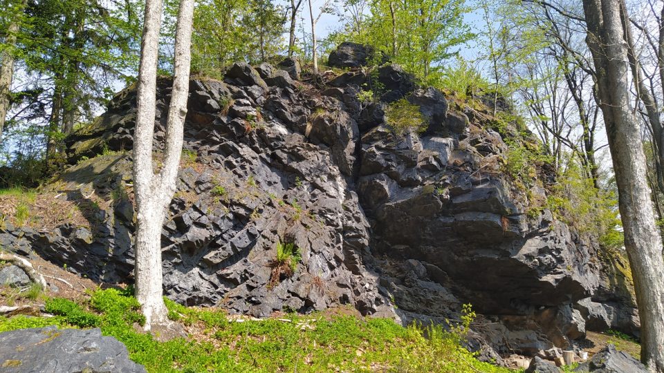 Najdeme tady zajímavé skalní útvary | foto: Kateřina Dobrovolná, Český rozhlas Najdeme tady zajímavé skalní útvary