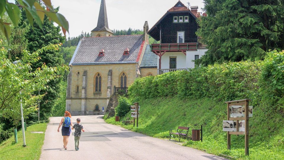 Venkovní galerie k historii Janských Lázní na Horní promenádě cestou ke kostelu sv. Jana Křtitele