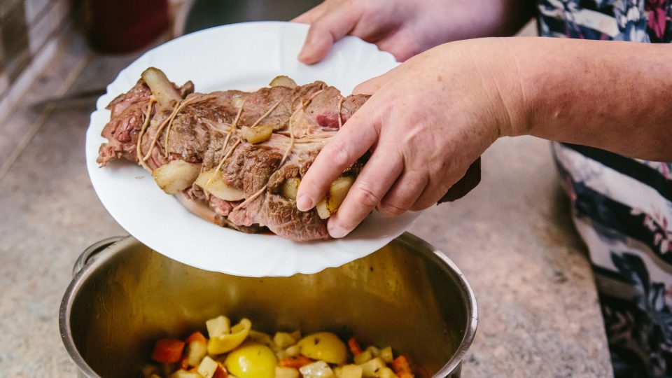 Maso se nechá dva dny odležet v hrnci se zeleninou