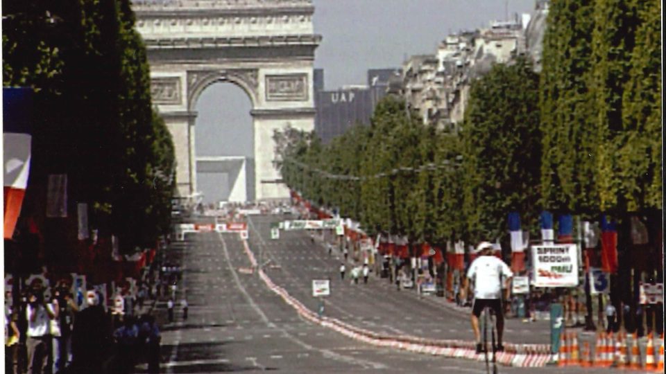 Antonín Mittelbach dojíždí do cíle slavného závodu Tour de France