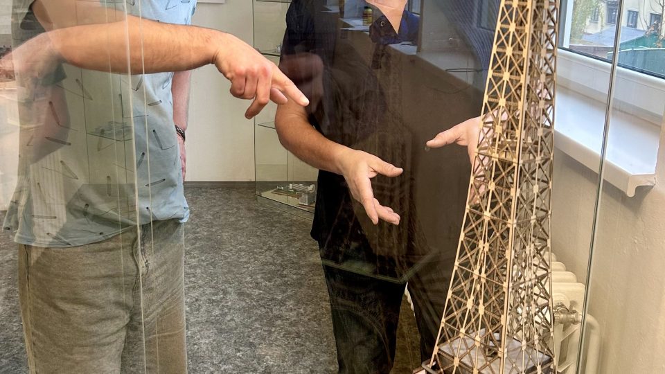 Eiffelovka a dva zapálení cestovatelé M. Weiner a P. Frydrych putují papírovým světem | foto: Petr Voldán, Český rozhlas Eiffelovka a dva zapálení cestovatelé M. Weiner a P. Frydrych putují papírovým světem