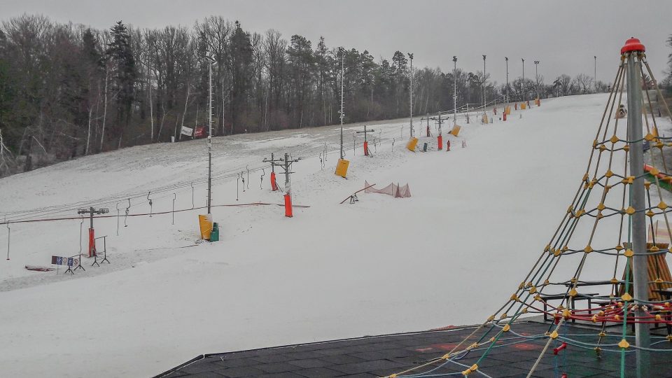 Během zimních měsíců je Skalka family park rájem lyžařů a snowboardistů