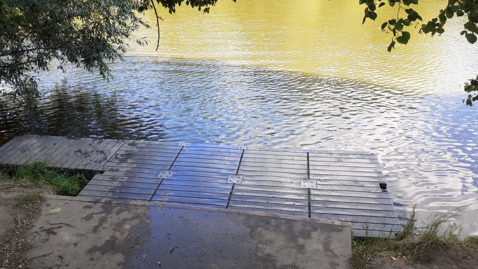 Molo, ze kterého se z půjčovny Samba vydáte na Sázavu. Stačí kánoe poponést pouze několik metrů