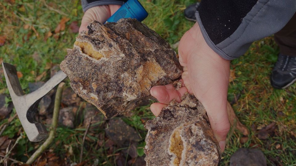 Hřídelecká hůra je pozůstatkem třetihorní sopky a bohatým nalezištěm minerálů