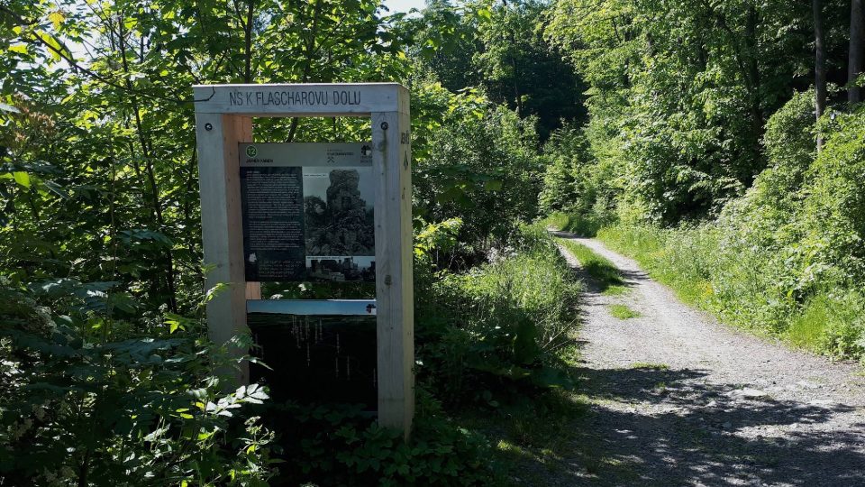 K Flascharovu dolu vede z Oder naučná stezka