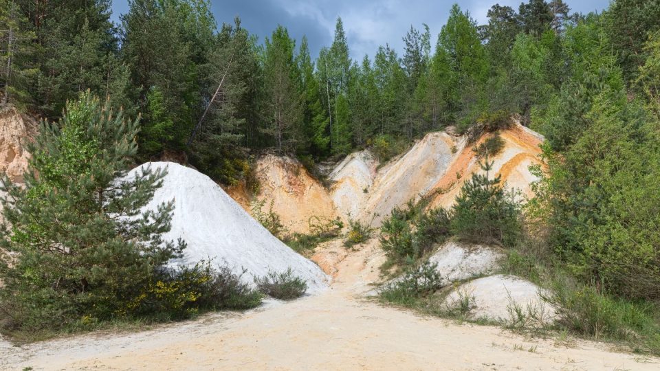 Pískové stěny doslova hrají barvami