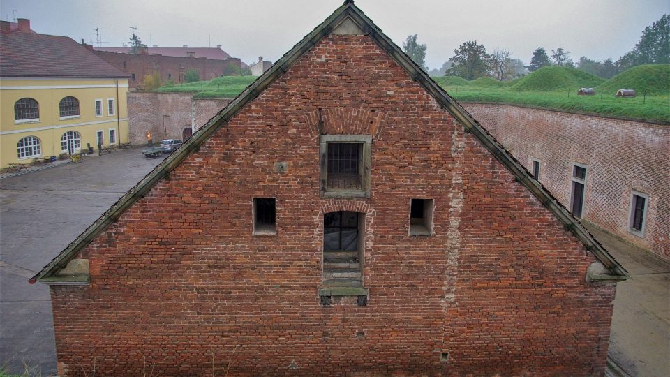 Pohled z hlavního valu na nádvoří Bastionu I.