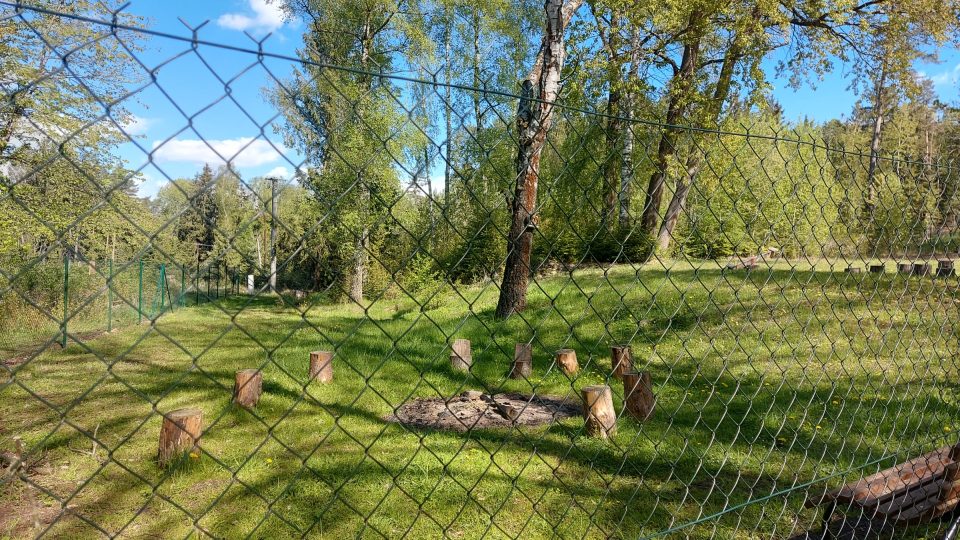 Vedle Lesního baru je pro turisty připraveno mi místo na stanování a opékání špekáčků