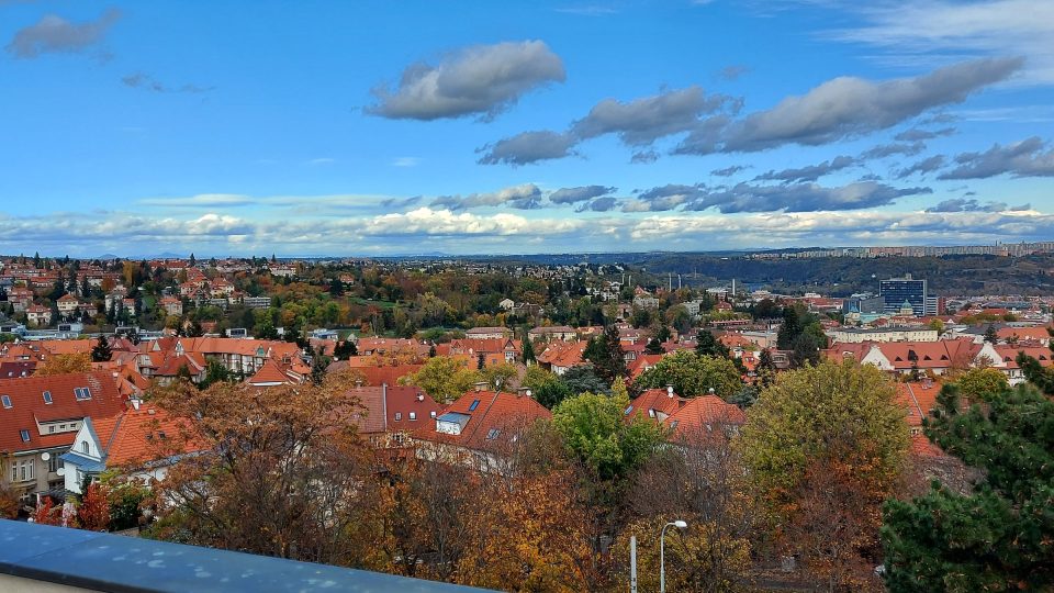 Výhled ze střešní terasy, v dálce se rýsuje České středohoří