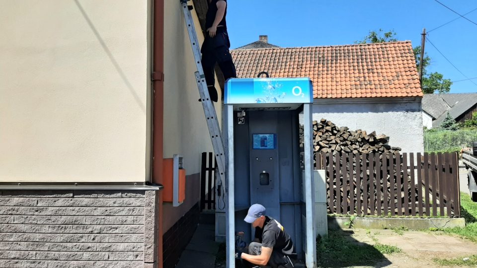 V Hlubyni na Příbramsku dnes dělníci odstranili poslední telefonní budku v Česku
