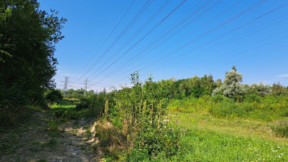 Plochu pod elektrickým vedením dvakrát za rok rozjezdí motorkáři