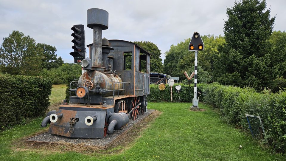 Parní lokomotiva Hortenzie. Přibližuje éru, kdy po železnicích uháněly první vlaky