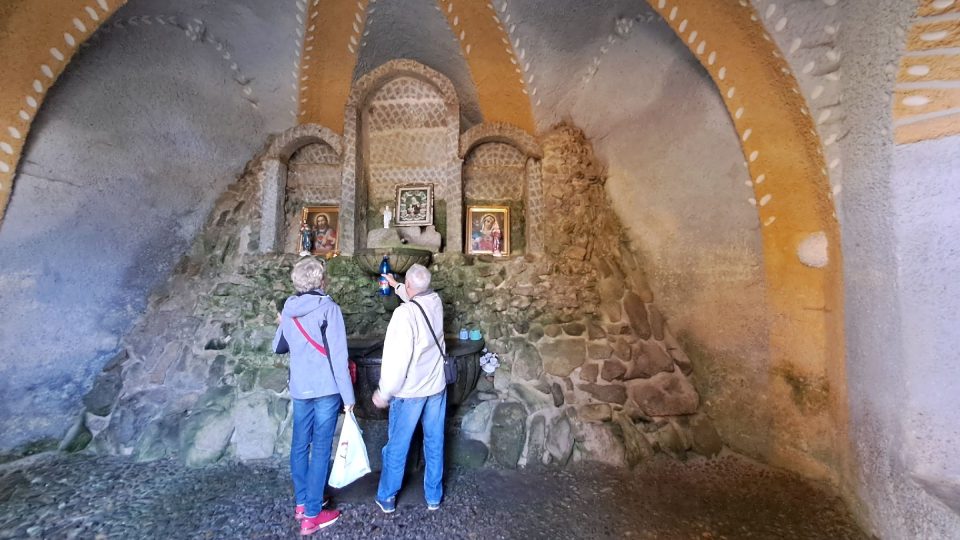 Na Svatém kameni si také můžete načerpat vodu u nedalekého pramene